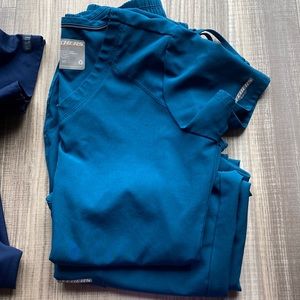 Sketchers teal scrub set